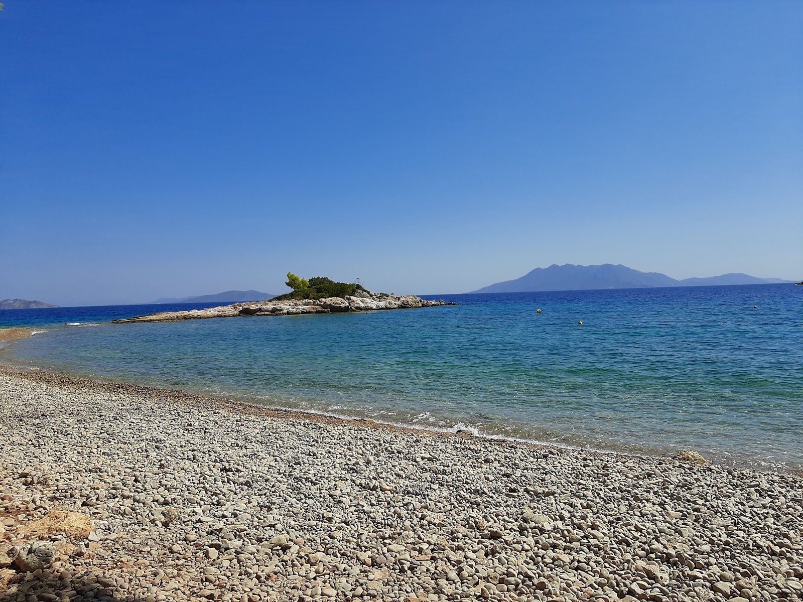 Polemarcha beach的照片 带有碧绿色纯水表面