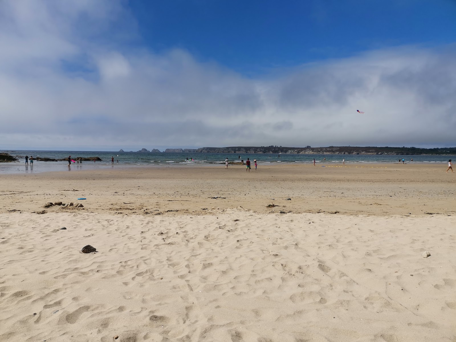 Foto di Plage de Kersiguenou con costa lunga e dritta
