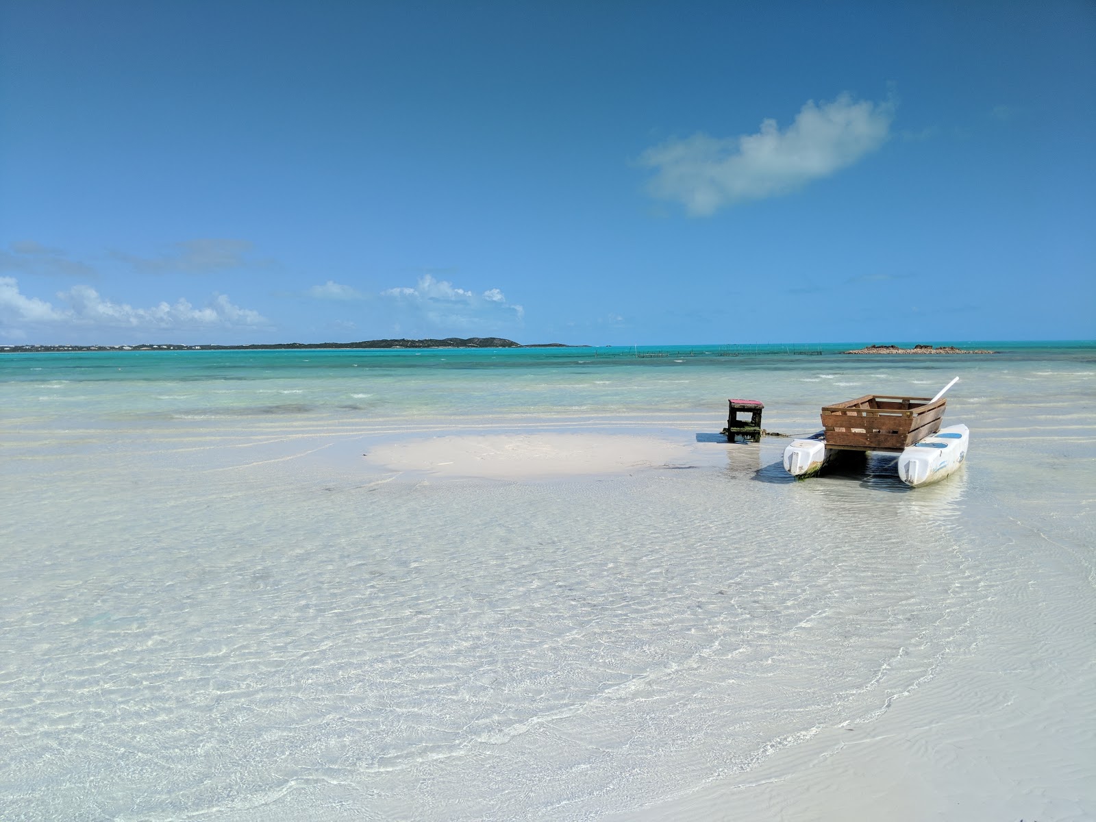 Foto di Five Cays beach con una superficie del sabbia pura bianca