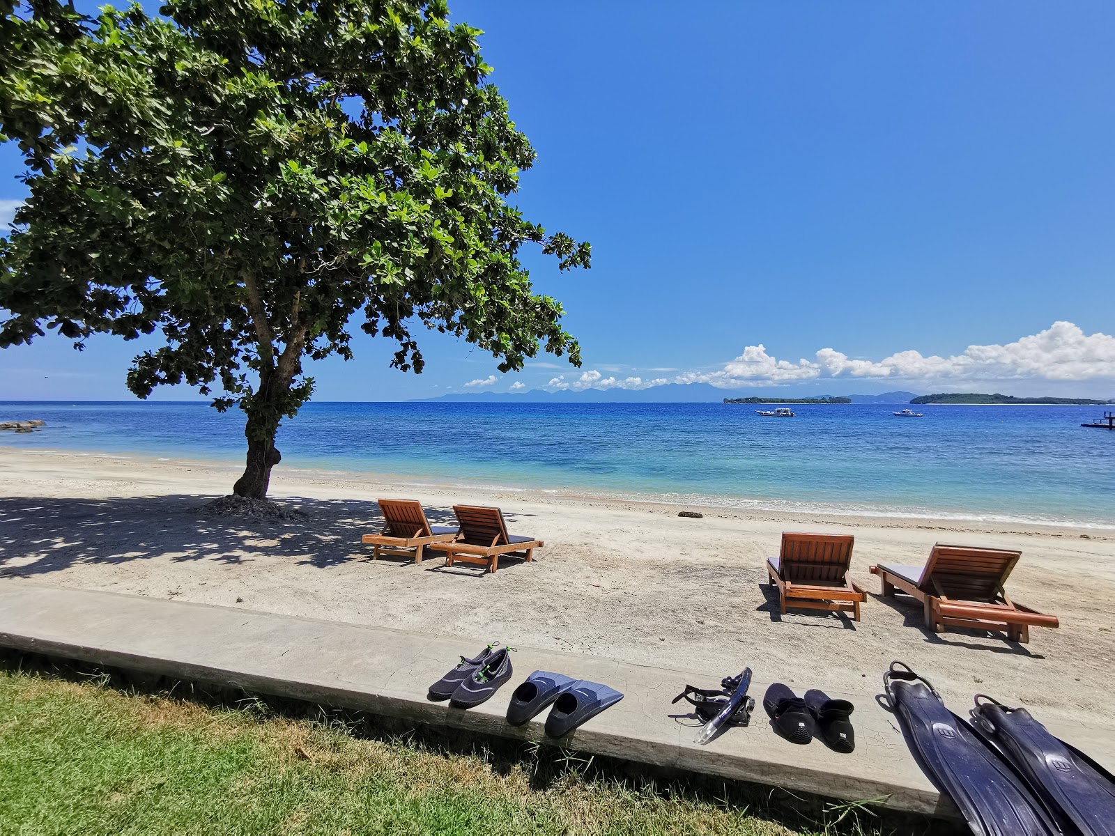Foto von Cocotinos Sekotong Beach von Klippen umgeben