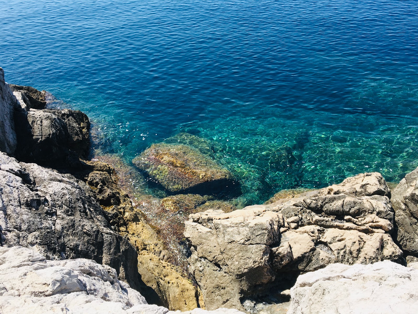 Photo de Hotel Croatia Beach entouré de montagnes