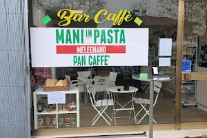 Mani in pasta Pan caffè image