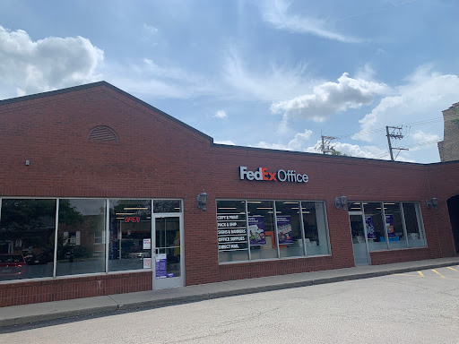 Print Shop «FedEx Office Print & Ship Center», reviews and photos, 2518 Green Bay Rd, Evanston, IL 60201, USA