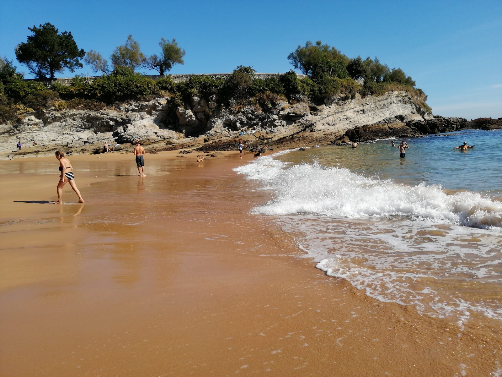 Playa de Los Molinucos的照片 带有碧绿色纯水表面