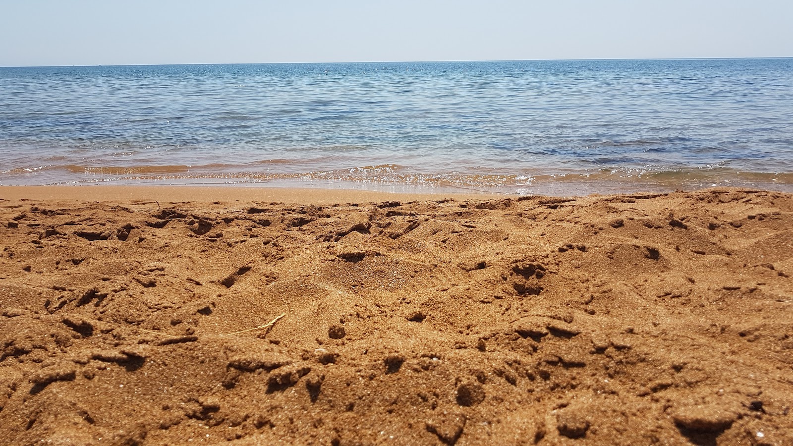Alfieri beach'in fotoğrafı mavi sular yüzey ile