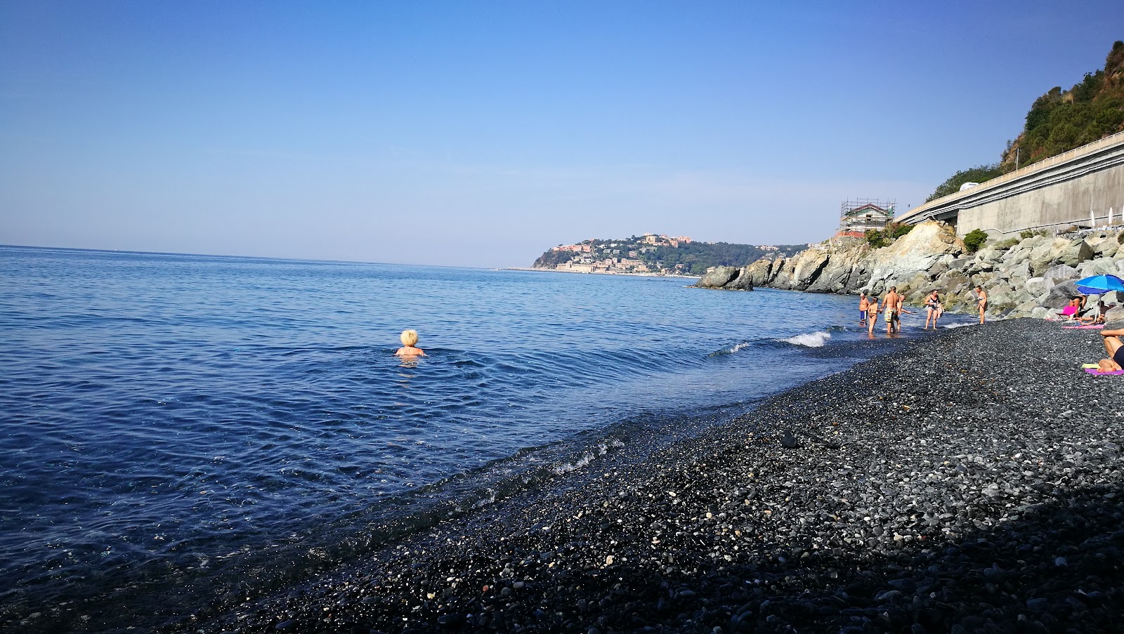 Valokuva Spiaggia Azzurrodueista. ympäröity vuorilla