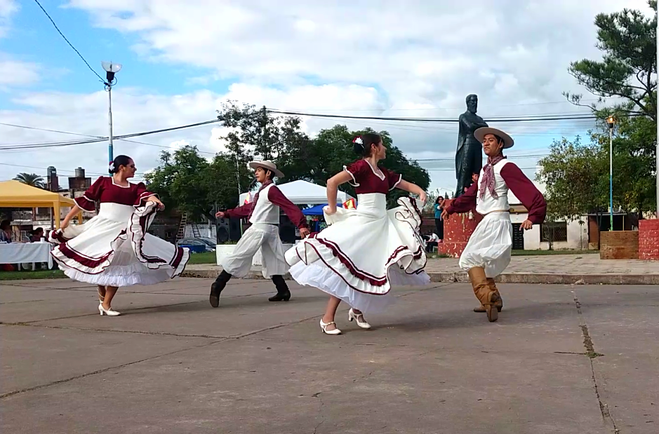 Escuela de Danzas Folclóricas Herederos De Luz I.D.A.F.