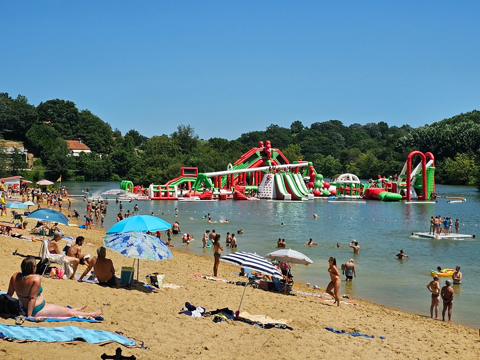 Foto di Plage du Lac de Saint-Pee-sur-Nivelle con una superficie del sabbia beige