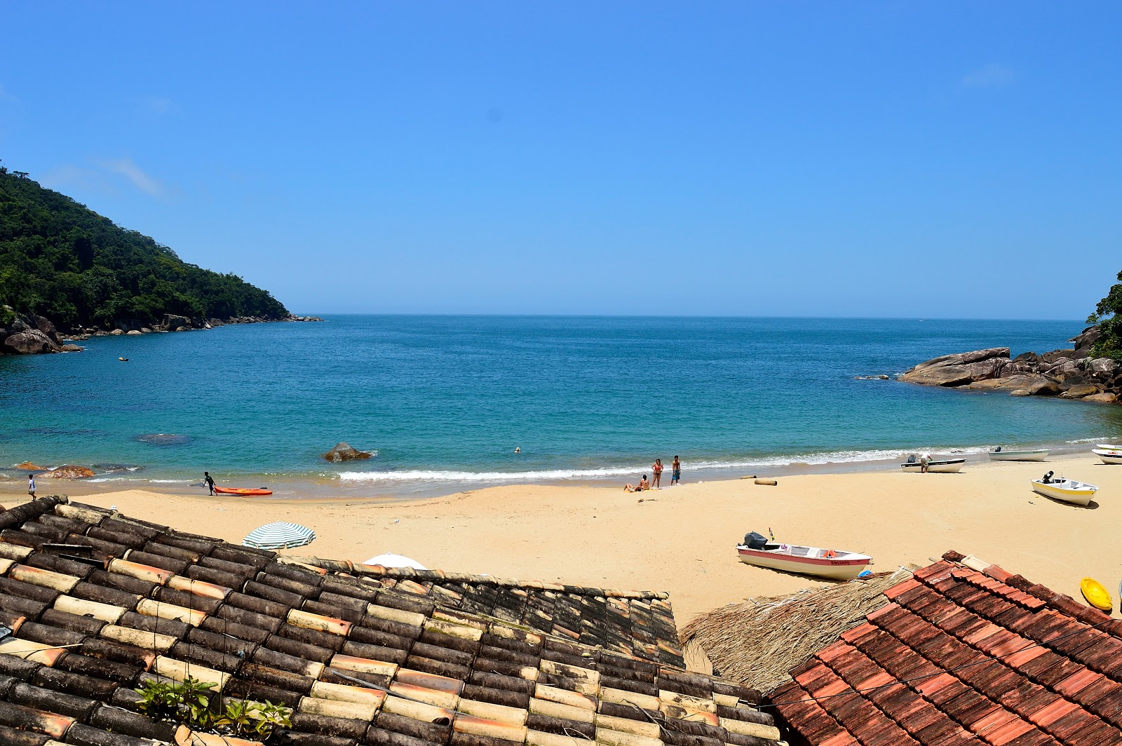Foto von Praia de Ponta Negra von Klippen umgeben
