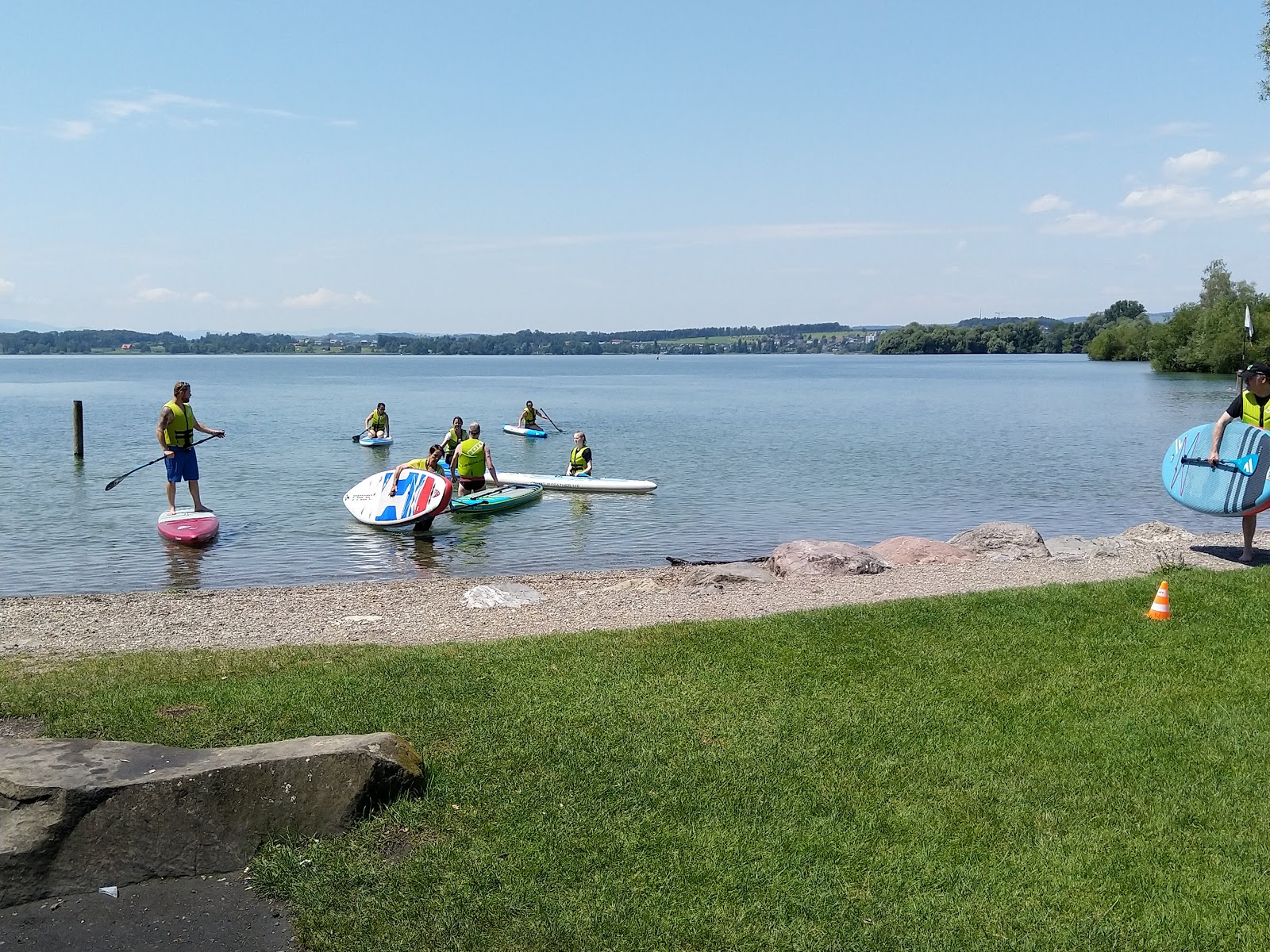 Foto de Badestrand Bruggli con hierba superficie