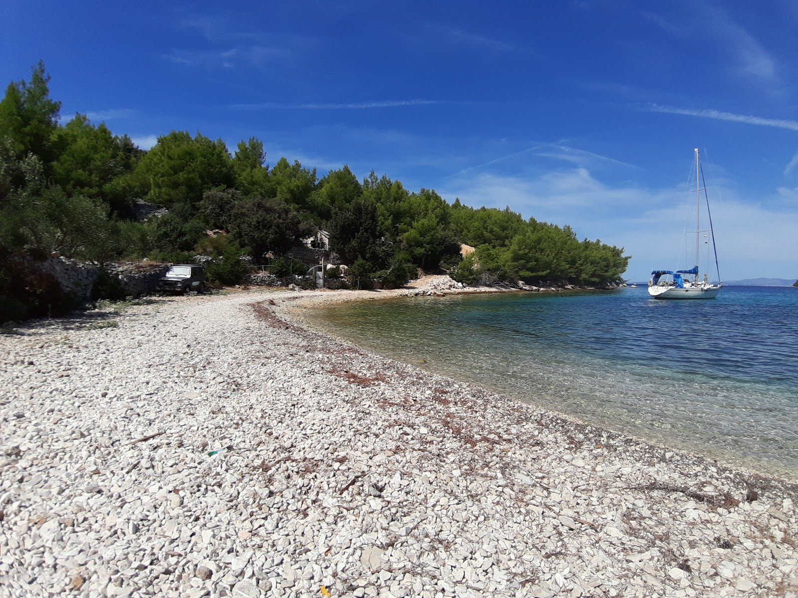 Mihoj-dolac beach'in fotoğrafı turkuaz saf su yüzey ile