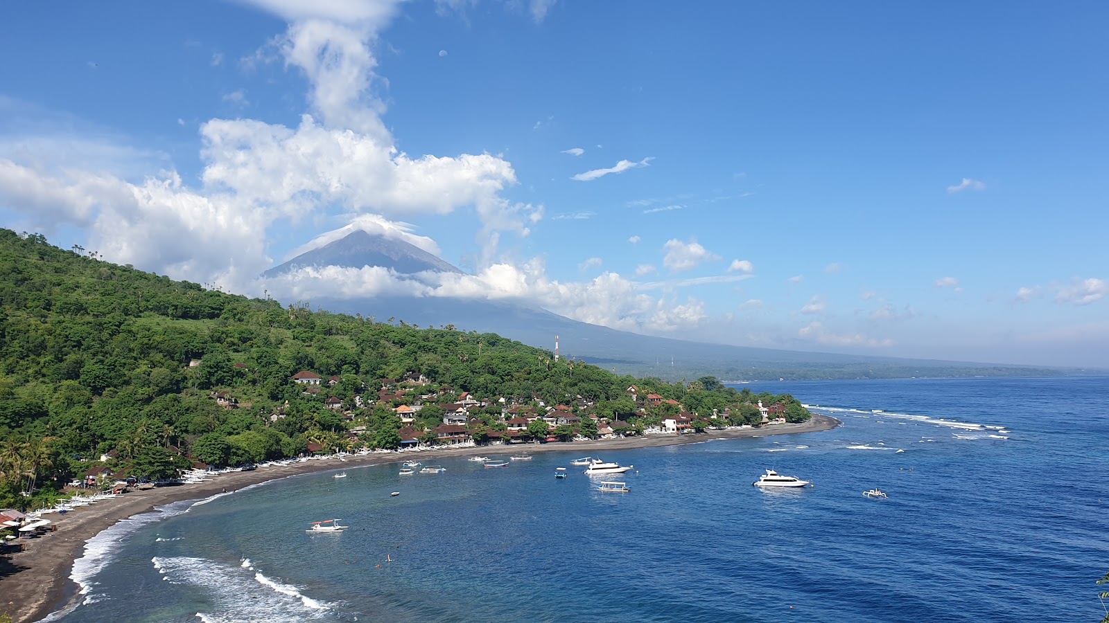 Foto von Jemeluk Beach von Klippen umgeben