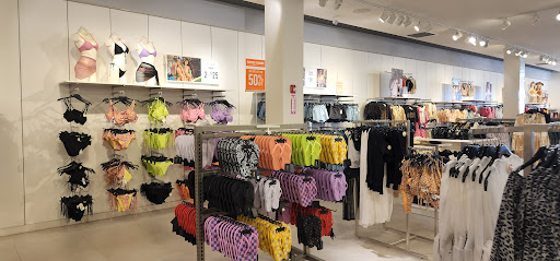 Clothing Store «F21 RED», reviews and photos, 620 Centerview Blvd, Kissimmee, FL 34741, USA