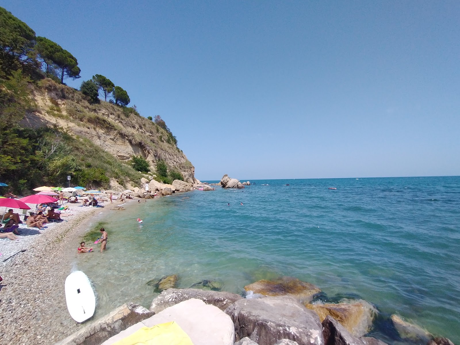 Foto von Spiaggia di Punta Acquabella mit grauer kies Oberfläche
