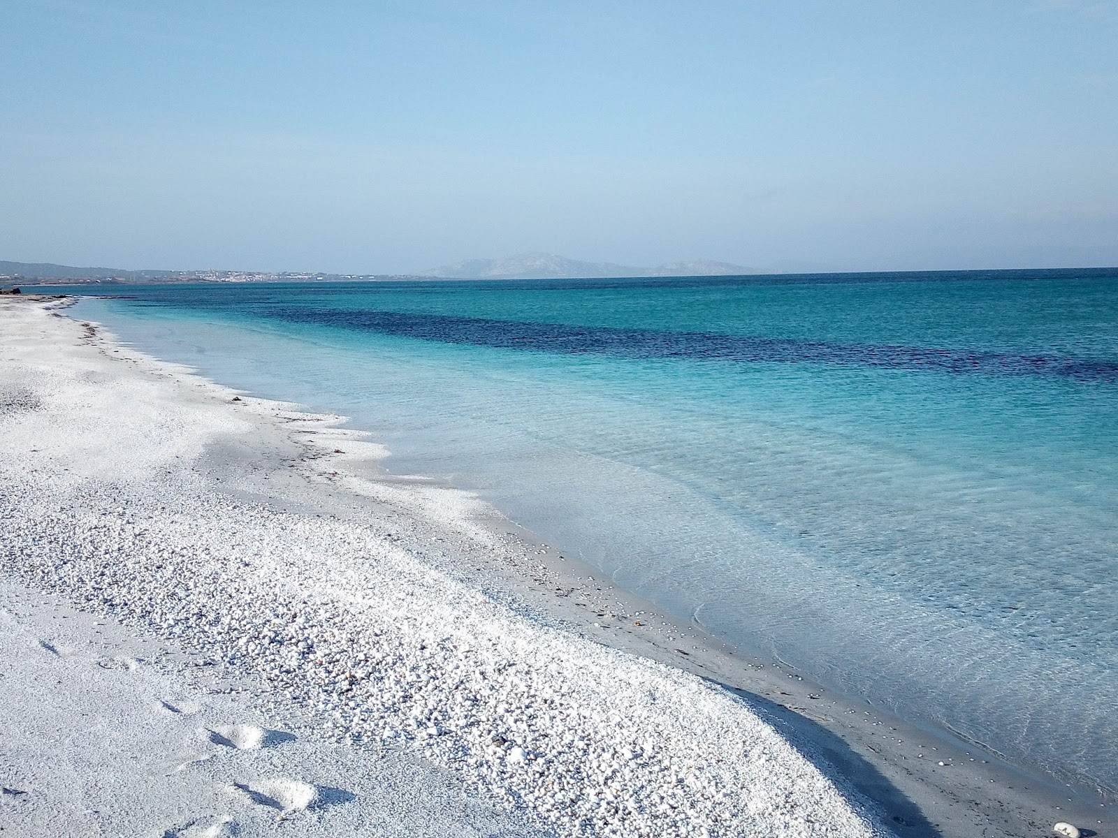 Foto van Pazzona Strand met witte fijne kiezelsteen oppervlakte