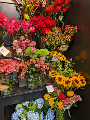 Florist «Sidelines Custom Floral Designs, Inc», reviews and photos, 511 E 135th St, Kansas City, MO 64145, USA