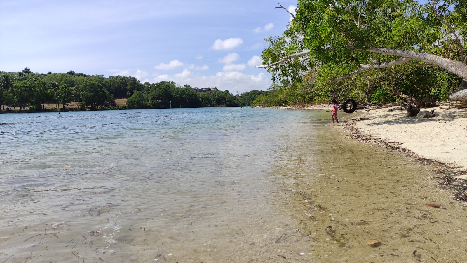 Zdjęcie Bahagia Beach z poziomem czystości dość czysty