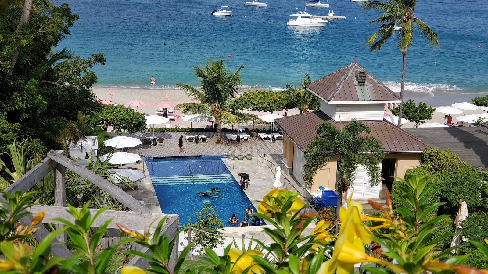 Foto van BodyHoliday hotel beach omringd door bergen