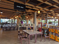Atmosphère du Restaurant Cora Cafeteria à Saint-Jouan-des-Guérets - n°2
