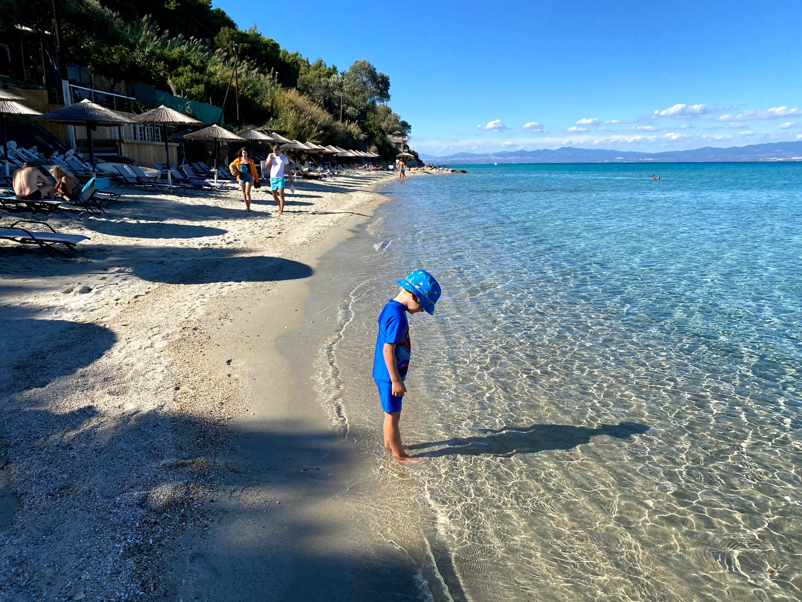 Foto di Athytos beach con parzialmente pulito livello di pulizia