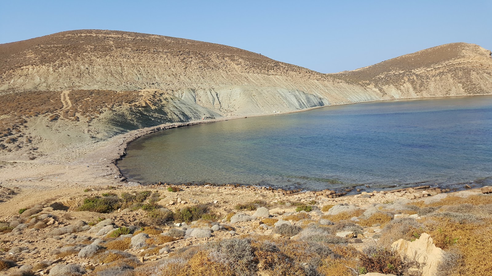 Foto av Agios Nikolaos med blå rent vatten yta
