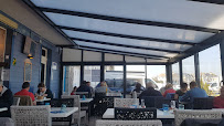 Atmosphère du Restaurant de fruits de mer La Criée du Tomahawk à Saint-Vaast-la-Hougue - n°12
