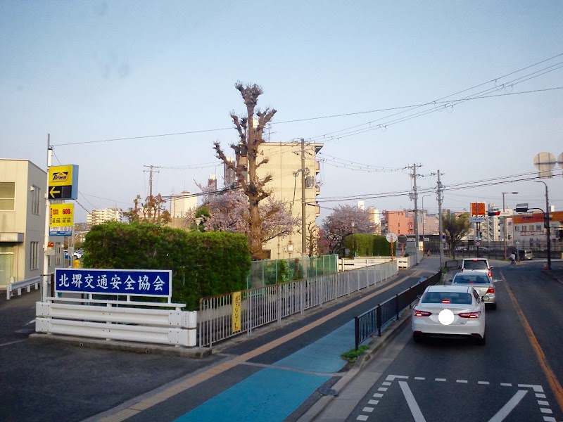 タイムズ新金岡駅前