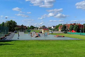 Skatepark z boiskiem, siłownia "outdoor" i placem zabaw dla dzieci image