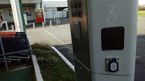 Borne de recharge de véhicules électriques Crédit Agricole Charging Station Lamballe-Armor