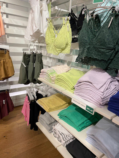 Clothing Store «AEO & Aerie Store», reviews and photos, 825 Dulaney Valley Rd #116, Towson, MD 21204, USA