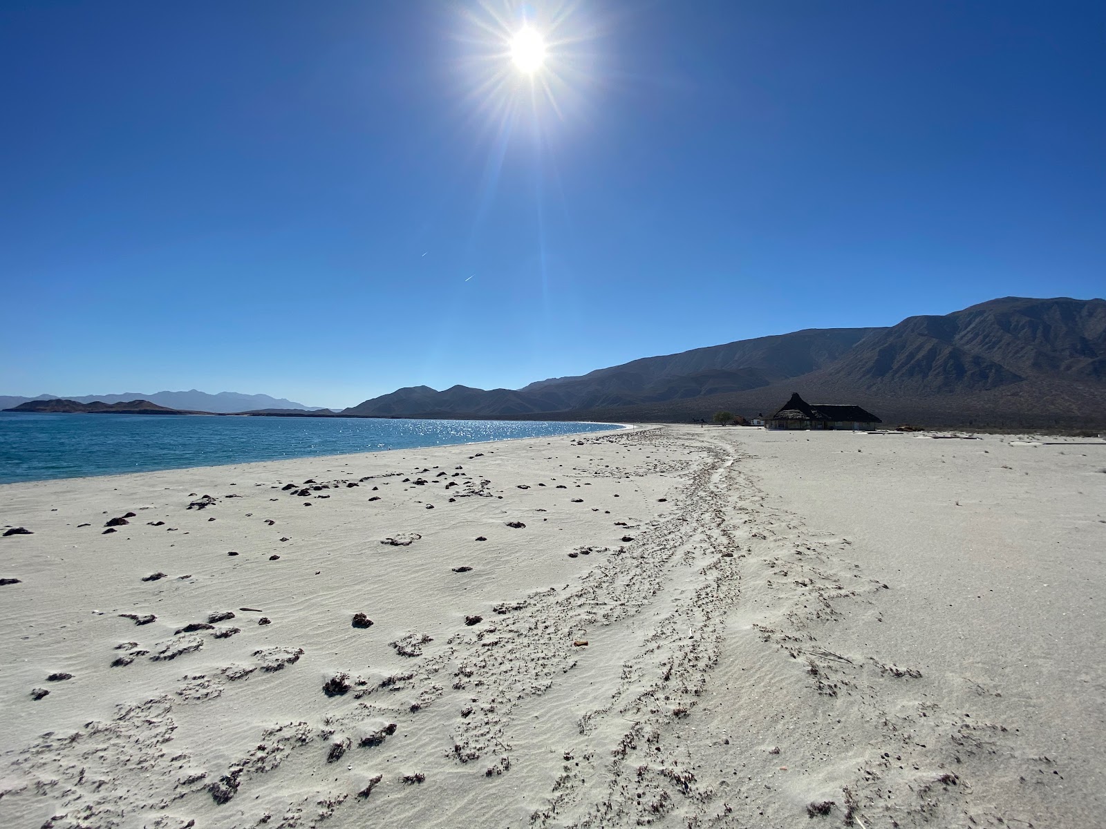 Valokuva Playa El Pescadorista. pinnalla kirkas hieno hiekka:n kanssa