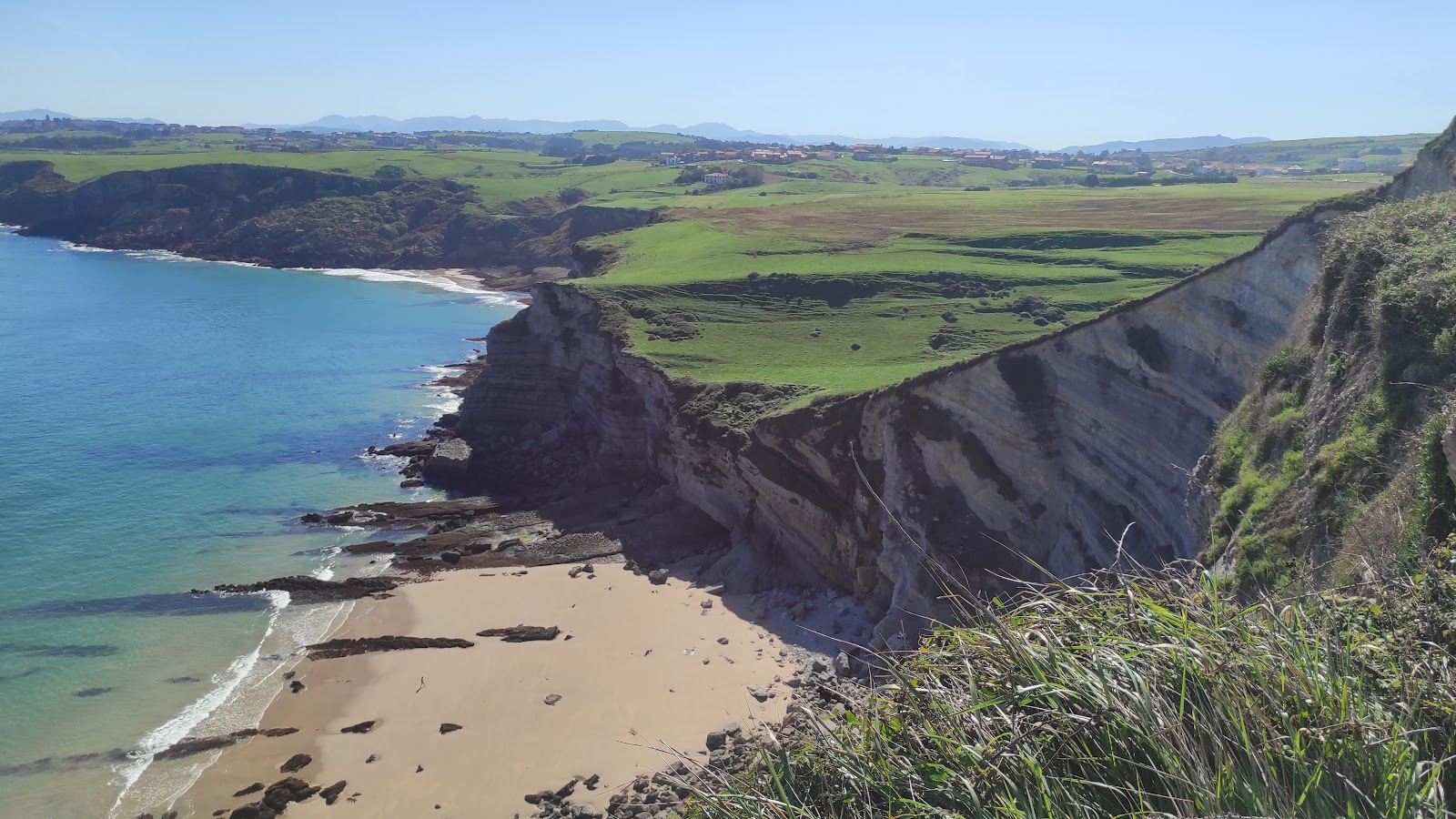 Foto di Playa Punta Ballota con una superficie del terreno roccioso