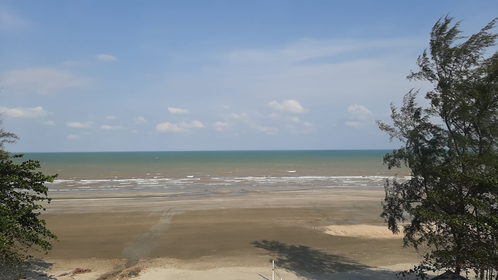 Valokuva Batu Hitam Mandurah Beachista. - suosittu paikka rentoutumisen tuntijoille