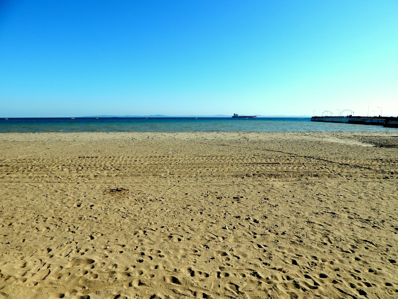 Foto di Sarkoy beach con una superficie del sabbia scura