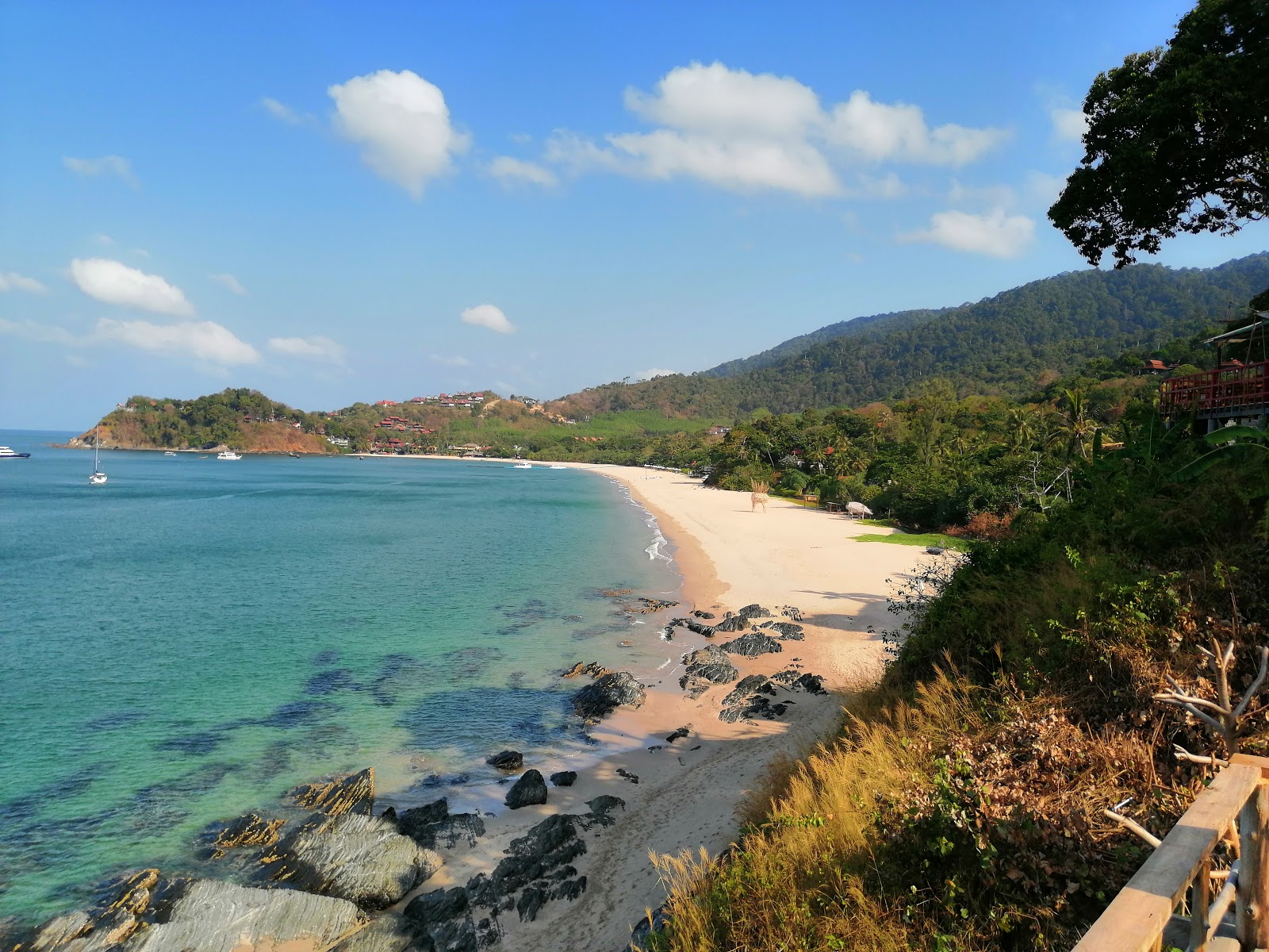 Bakantiang Beach的照片 带有明亮的沙子表面