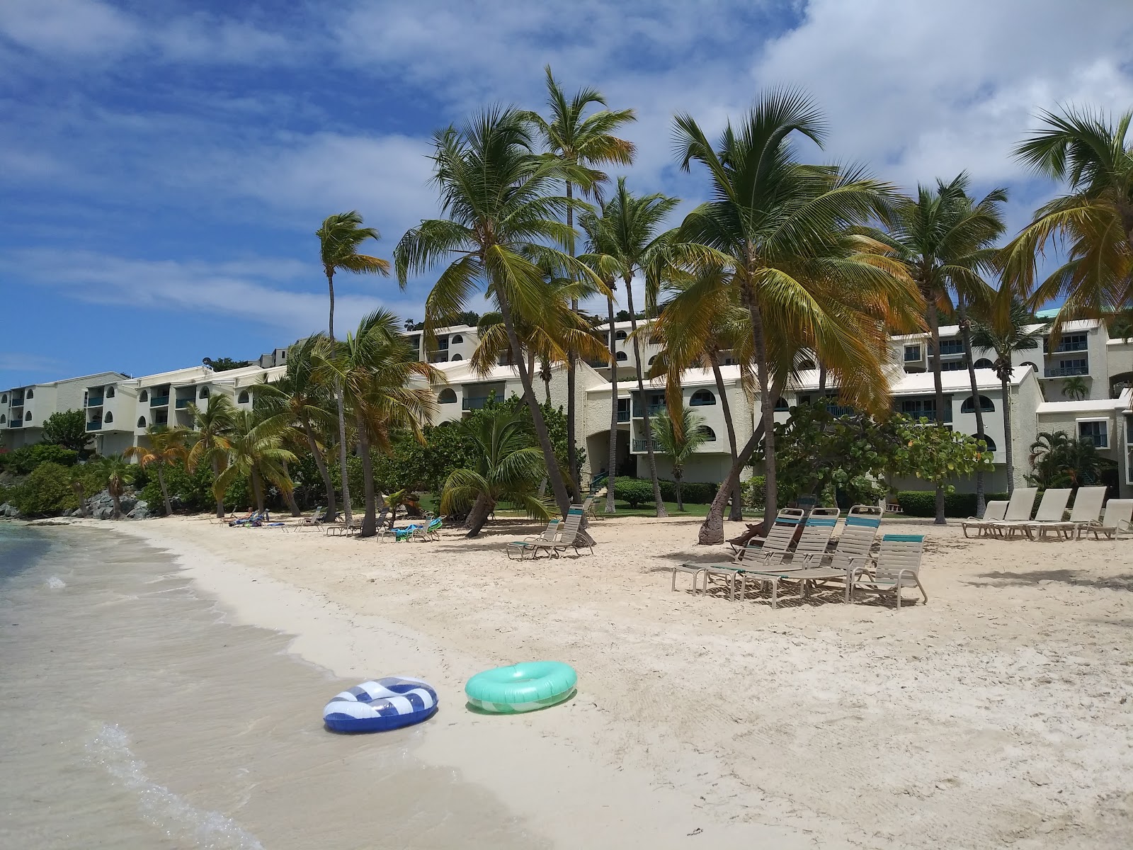 Foto di Cowpet Bay beach - luogo popolare tra gli intenditori del relax