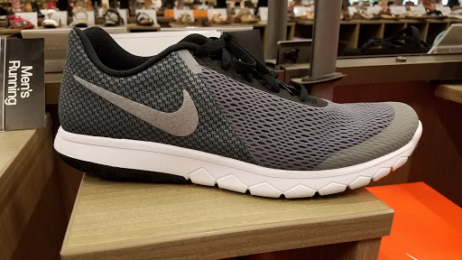 Shoe Store «DSW Designer Shoe Warehouse», reviews and photos, 4250 Summit Plaza Dr, Louisville, KY 40241, USA