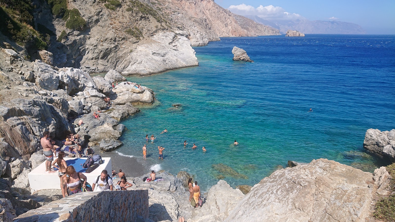 Foto van Agios Anna beach ondersteund door kliffen