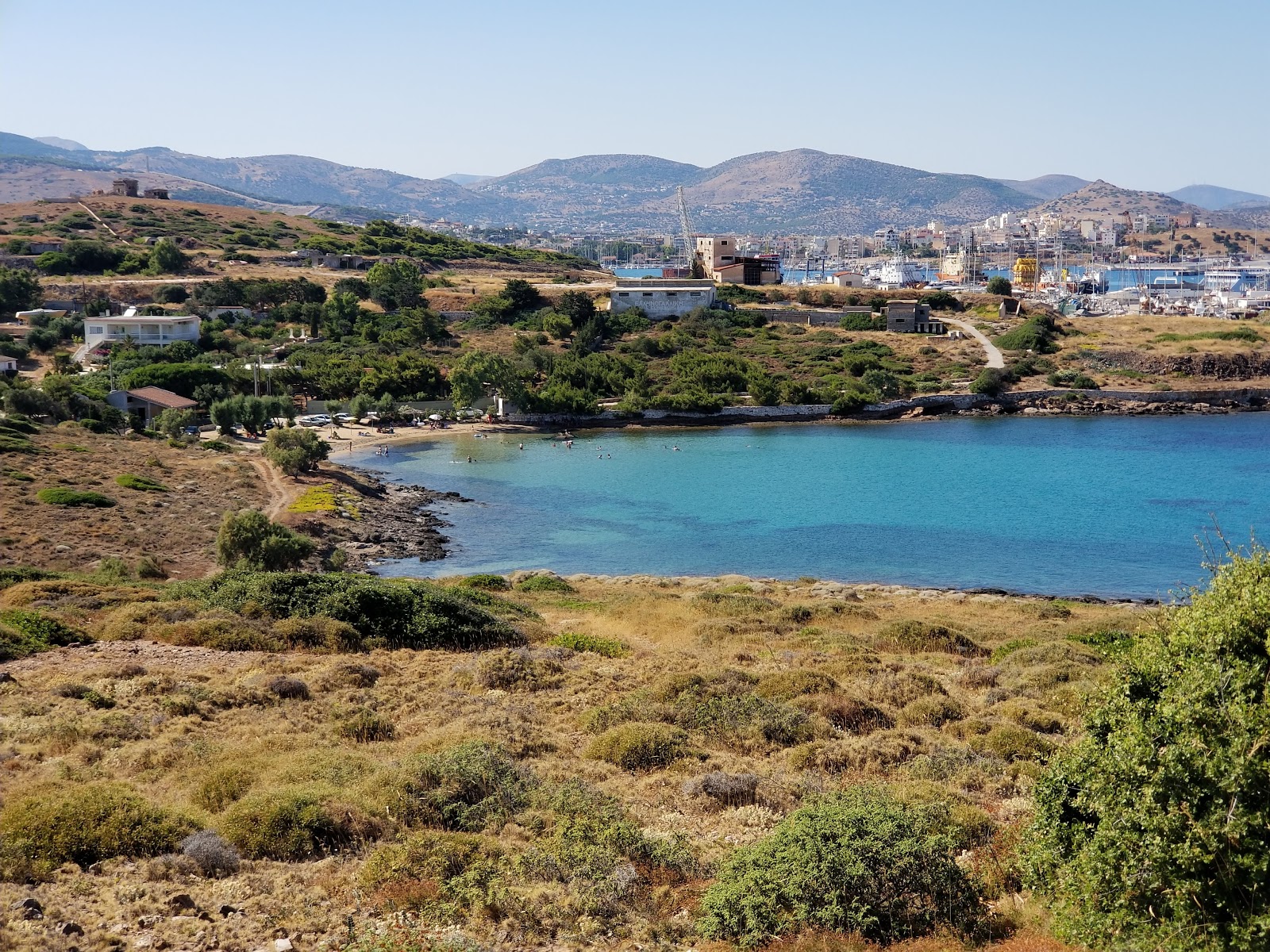 Foto di South Lavrio beach con una superficie del sabbia beige