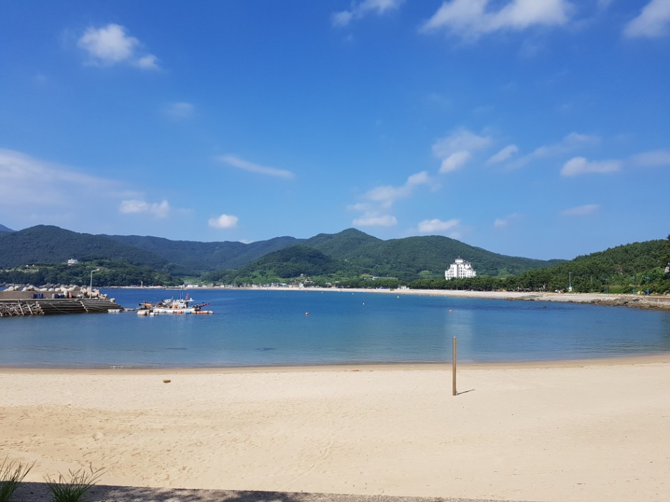 Foto de Wolpo Dugok Beach - lugar popular entre os apreciadores de relaxamento