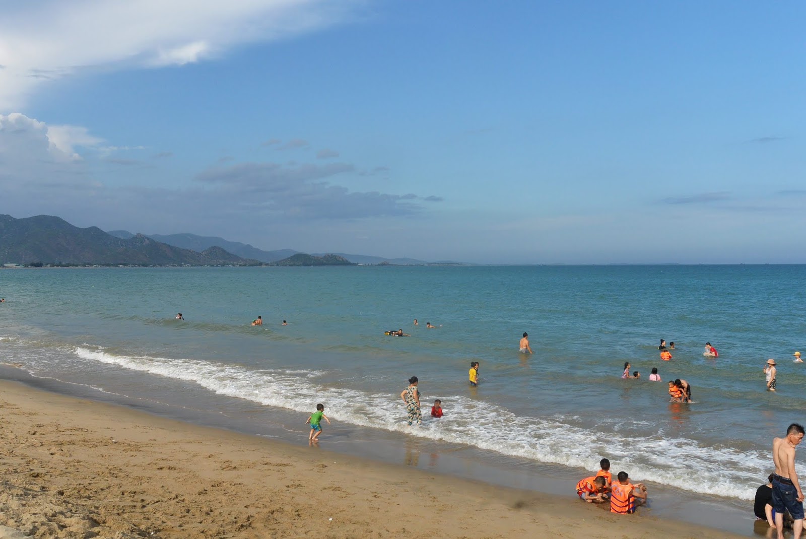 Photo de Phan Rang Beach avec l'eau turquoise de surface