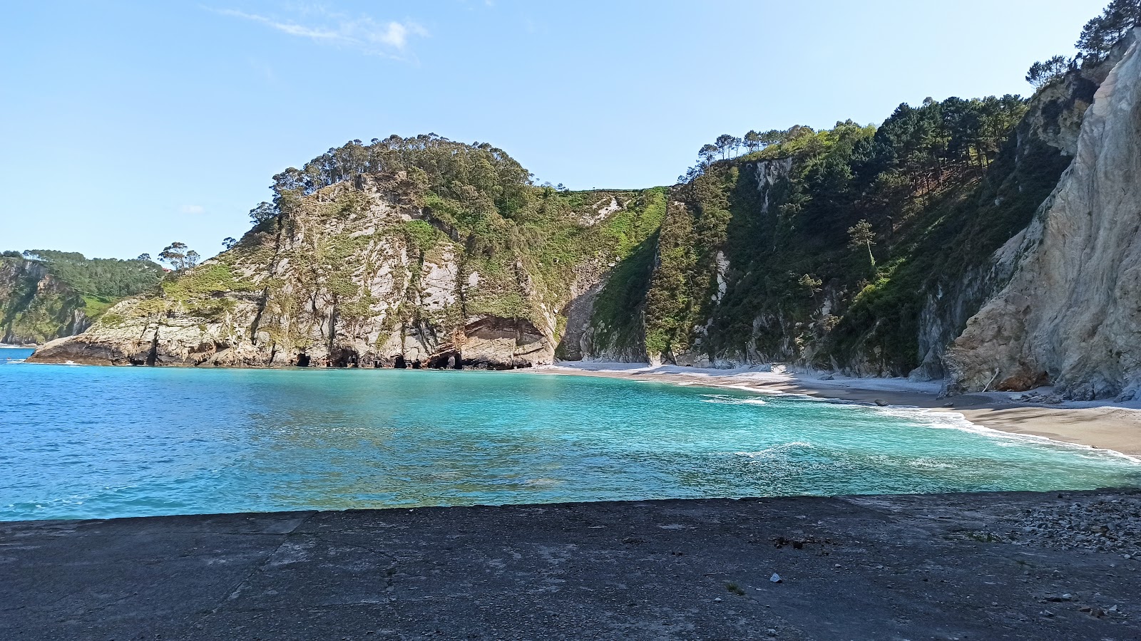 Foto von Playa de el Castrillon mit grauer sand & felsen Oberfläche