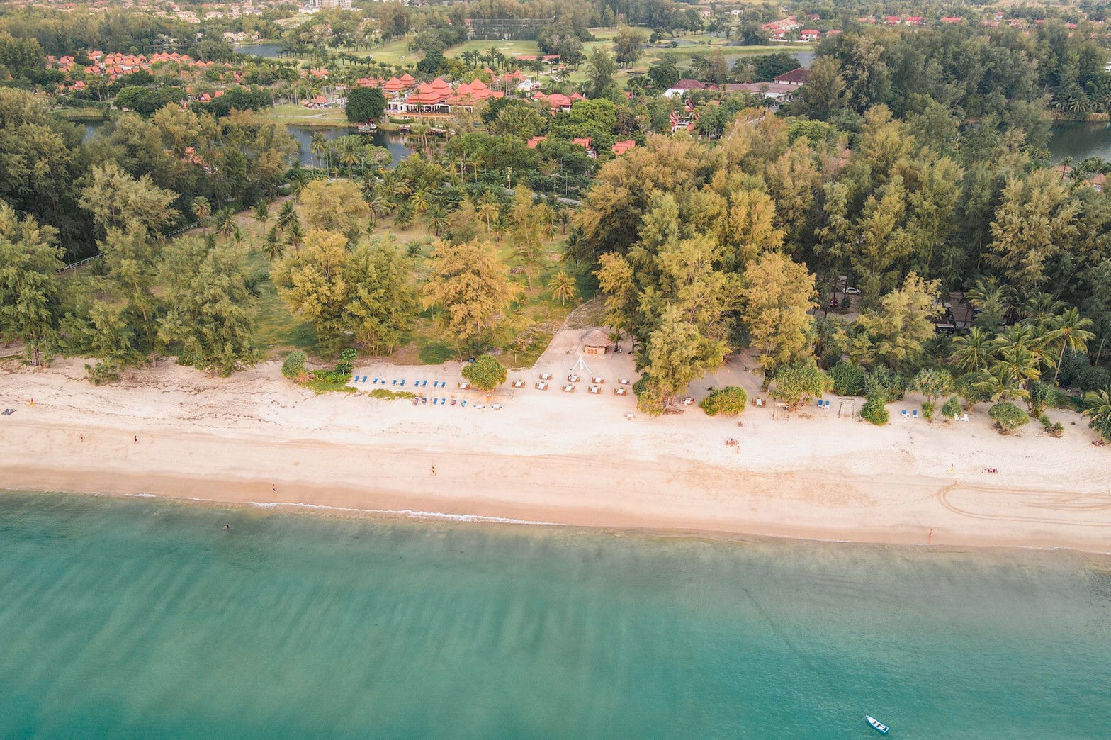 Foto di Spiaggia di Layan e il suo bellissimo paesaggio