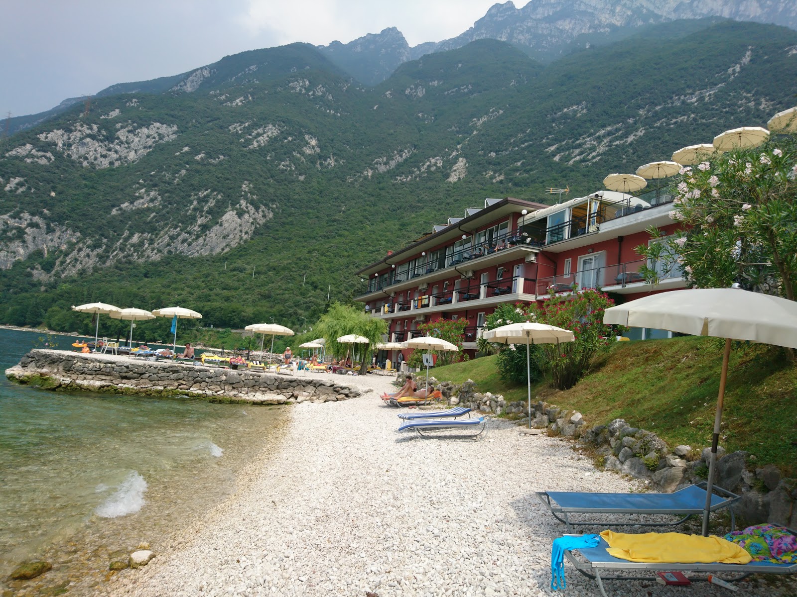 Foto af Spiaggia Baitone bakket op af klipperne