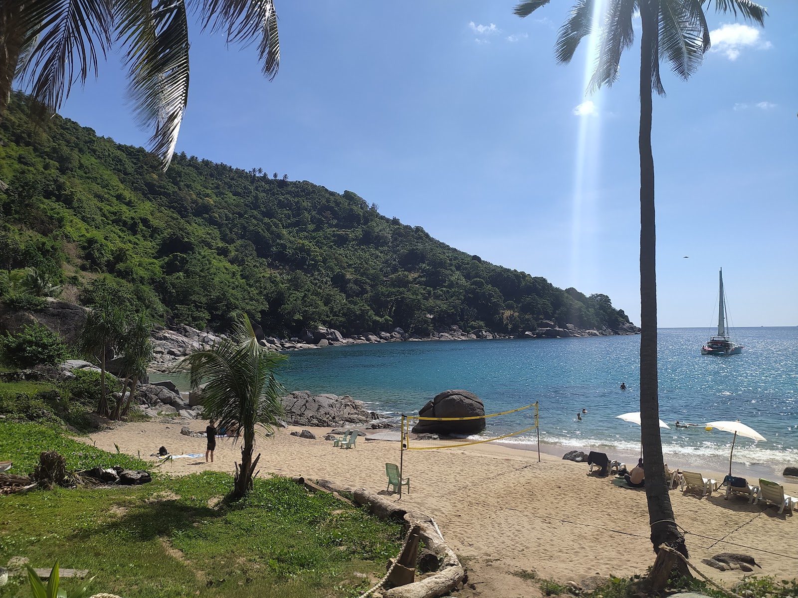 Foto von Nui Strand von Klippen umgeben