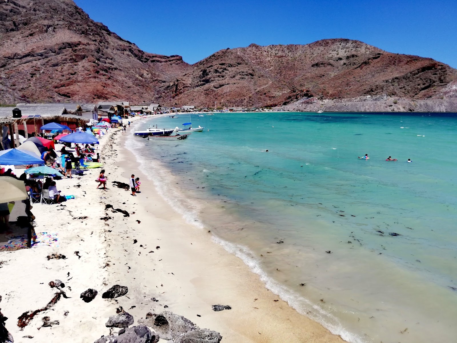 Valokuva Playa El Burroista. pinnalla turkoosi puhdas vesi:n kanssa