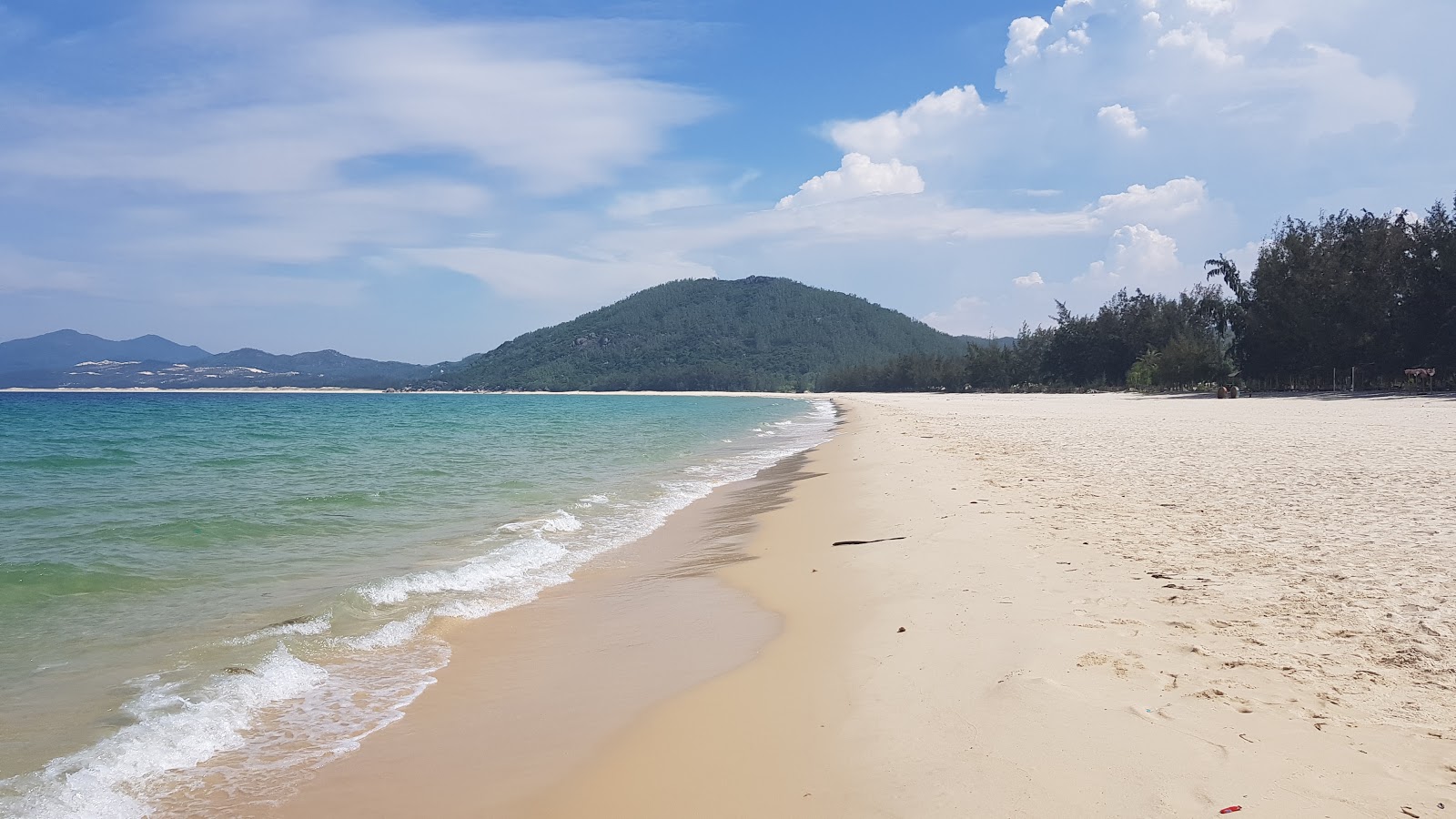 Fotografija Tu Nham Beach z svetel fin pesek površino