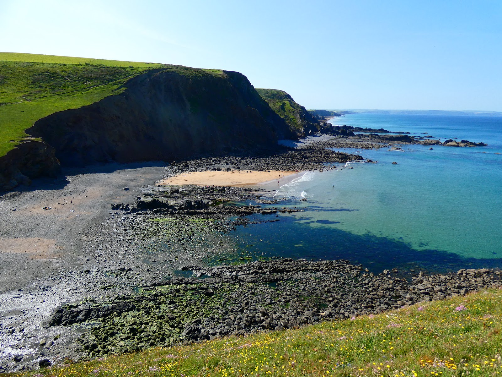 Foto de Playa Duckpool con arena gris y rocas superficie