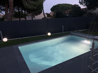 Les piscines, la main bleue à Chavin