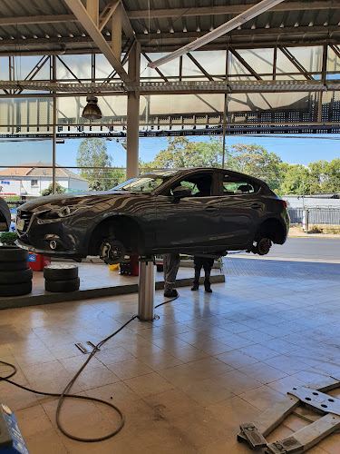 Neumáticos y Baterías | LEON Diagonal Oriente Santiago - Taller de reparación de automóviles